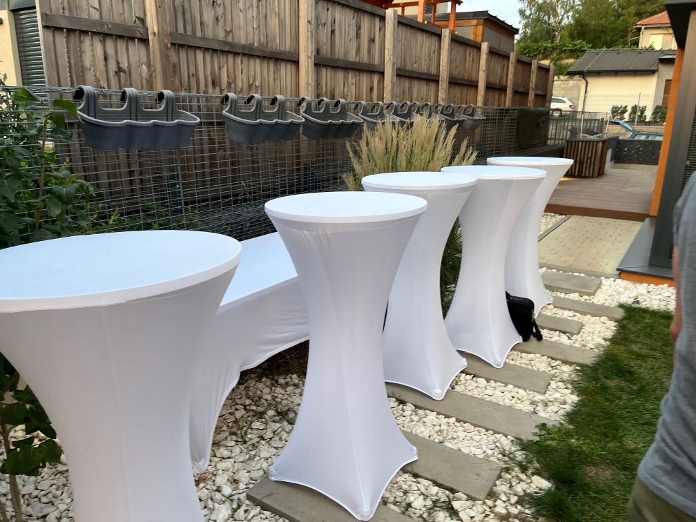 Rautový stůl s povlakem